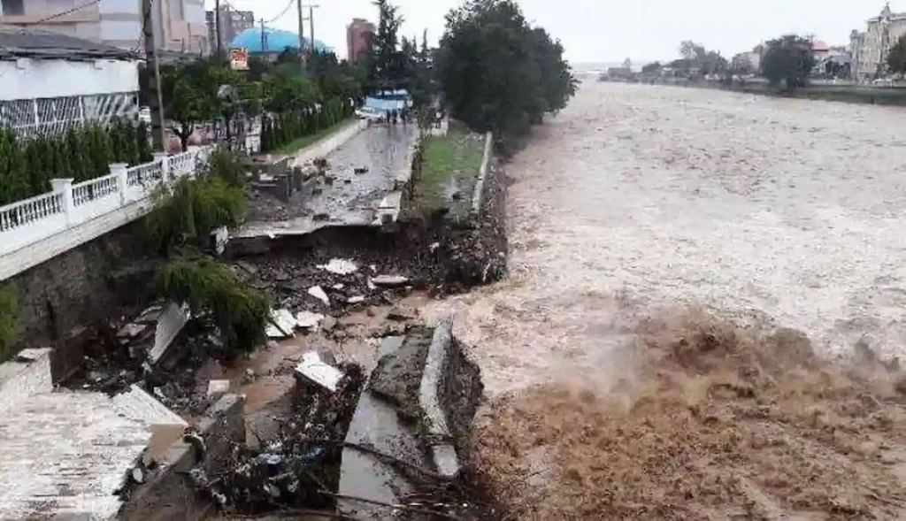 جاری شدن سیل در آمل و بابل