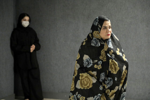 بازی «بهاره رهنما» در یک تئاتر کمدی