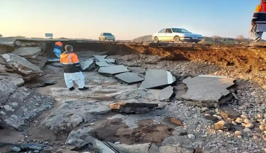 وقوع سیلاب در چابهار راه 24 روستا را بست