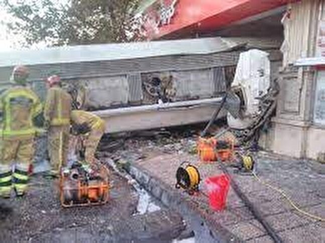 انحراف تانکر گازوئیل در کوهسار خسارت به بار آورد