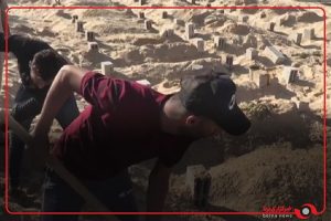 مردم غزه شماری از پیکرهای شناسایی نشده شهدا را در گورهای جمعی در "بیت لاهیا" دفن کردند
