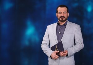 عباس موزون مجری برنامه &quot;زندگی پس از زندگی&quot; از صداوسیما استعفا کرد