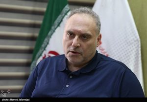 شعر افشین علا در پاسخ به اهانت علی کریمی: کسی که نان سگان می‌خورد چه می‌فهمد؟ غذا و شربت نذری نشانه‌ی شرف است