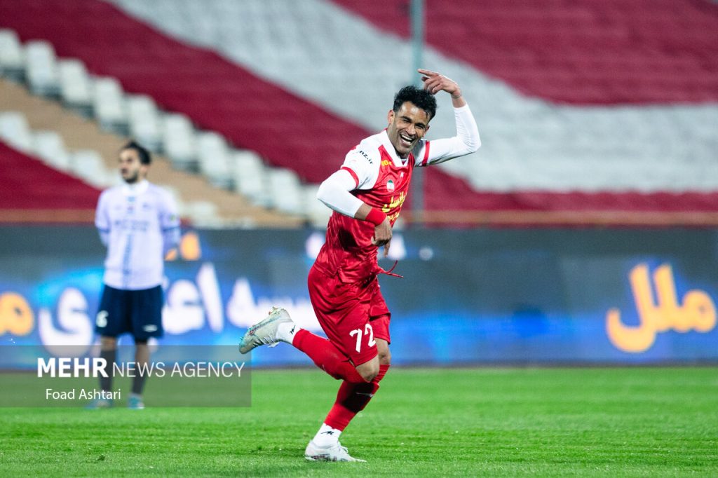 بازی تیم‌های فوتبال پرسپولیس و تراکتور