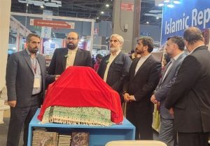 رونمایی از ترجمه اردو و بنگالی خاطرات رهبر معظم انقلاب در نمایشگاه دهلی