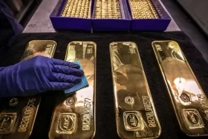 طلای جهانی بی‌حال و دلار ثابت شد