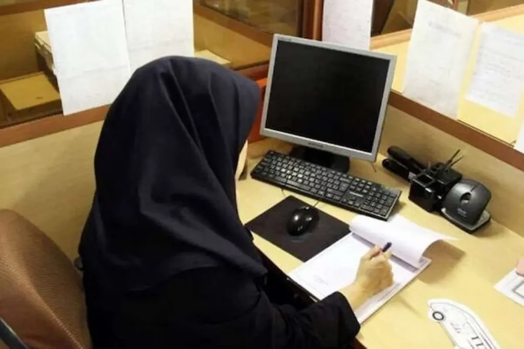 به‌کارگیری منشی‌های خانم در ادارات دولتی ممنوع شد