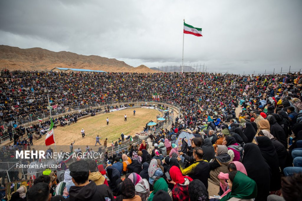 مسابقات کشتی چوخه در گود زینل خان