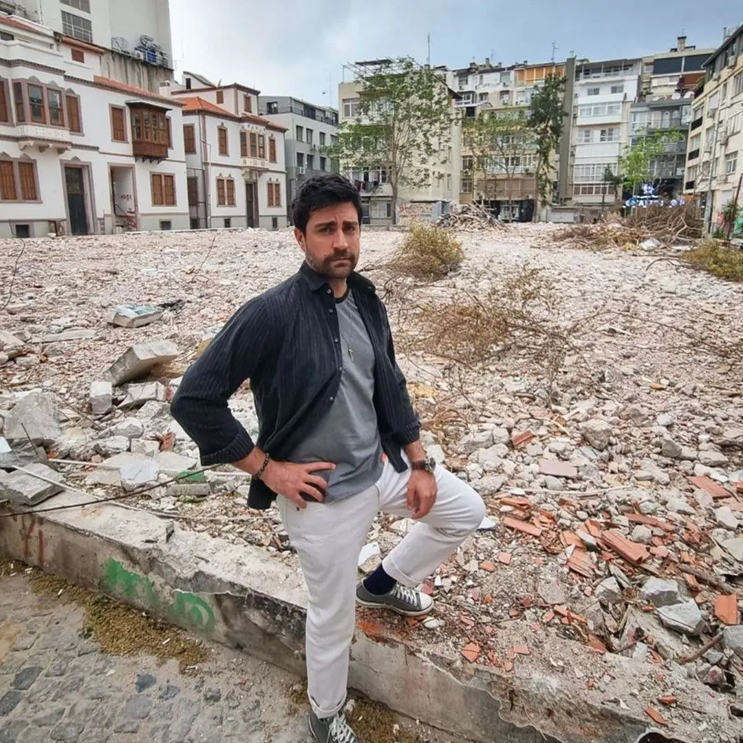 بازیگر معروف سریال ترکیه مدرسه کودکی خود را تخریب کرد_خبررسان 2 چاغلار