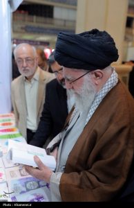 تقدیم «مرد ابدی» به رهبر معظم انقلاب در نمایشگاه کتاب