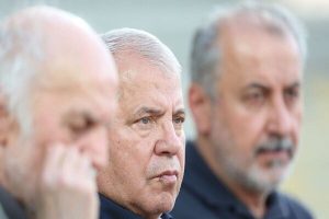 علی پروین و رضا درویش بر بالین مهدی اربابی - خبرگزاری مهر | اخبار ایران و جهان