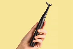 نخ دندان برقی فرآیند نخ کشیدن را در چند ثانیه انجام می‌دهد