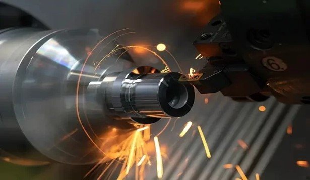 بررسی نقش ابزارهای تراشکاری در صنعت تولید