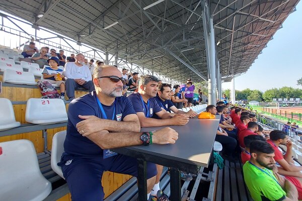 تیم‌ فوتبال جوانان ایران تماشاگر بازی ازبکستان و ترکمنستان - خبرگزاری مهر | اخبار ایران و جهان