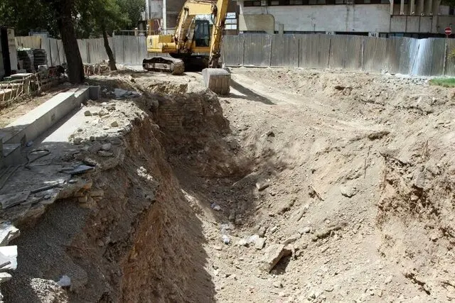 شهرداری تهران بالاخره جواب داد؛ چرا پارک لاله حصارکشی شده است؟_خبررسان 2 عکسی از حفاری در داخل بوستان لاله که سایت شهرداری تهران منتشر کرد