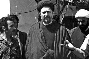 امام موسی صدر روحانی که با زنان سیگار میکشید