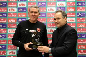 اهدای تندیس برترین مربی ماه لیگ برتر فوتبال به گاریدو - خبرگزاری مهر | اخبار ایران و جهان
