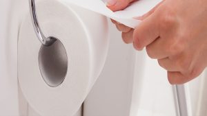 بهترین جای دستمال توالت در سرویس بهداشتی کجاست؟