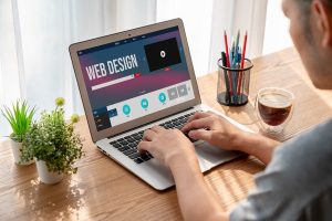 چگونه با کمترین هزینه یک سایت حرفه‌ای داشته باشیم؟