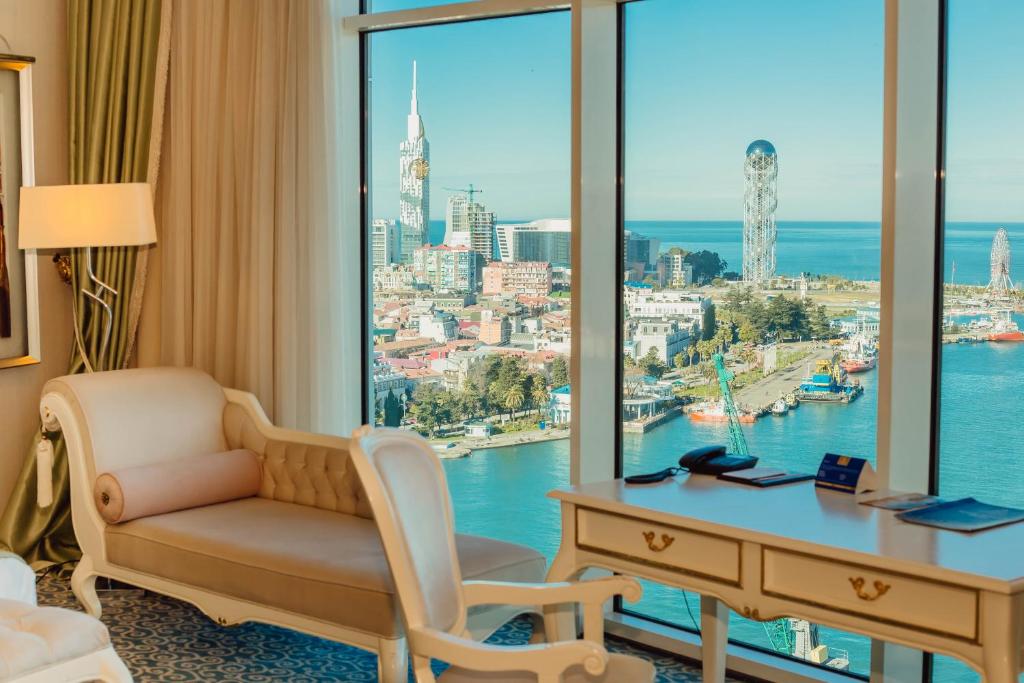 راهنمای اقامت لوکس در باتومی: انتخاب های ایده آل برای مسافران 3 راهنمای اقامت لوکس در باتومی: انتخاب های ایده آل برای مسافران