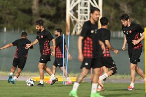 مشاور پرسپولیس در تمرین با یک میهمان آمد - خبرگزاری مهر | اخبار ایران و جهان