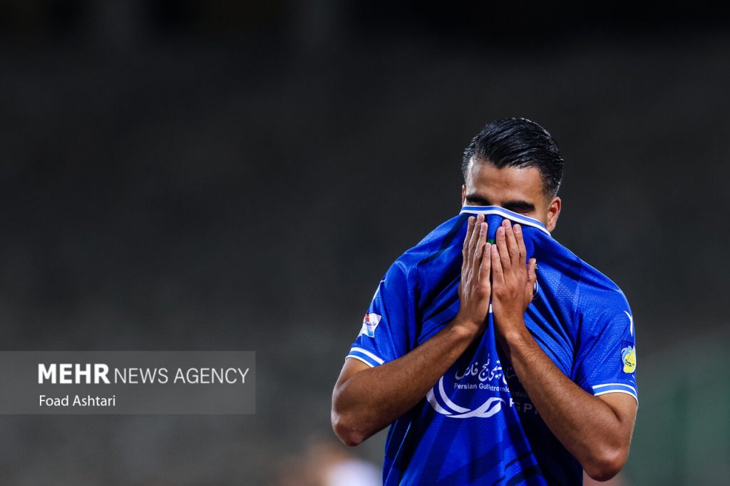 دیدار تیم‌های فوتبال استقلال و فولاد