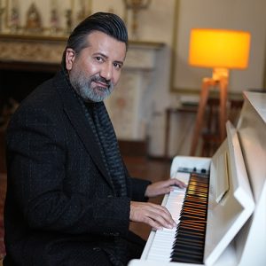 برزین خواننده چهره‌ای متمایز در موسیقی