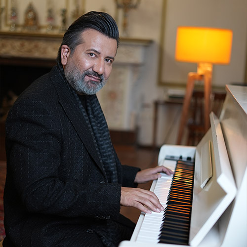 برزین خواننده چهره‌ای متمایز در موسیقی