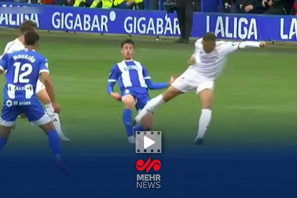 لحظه خطای خشن امباپه روی بازیکن آلاوس