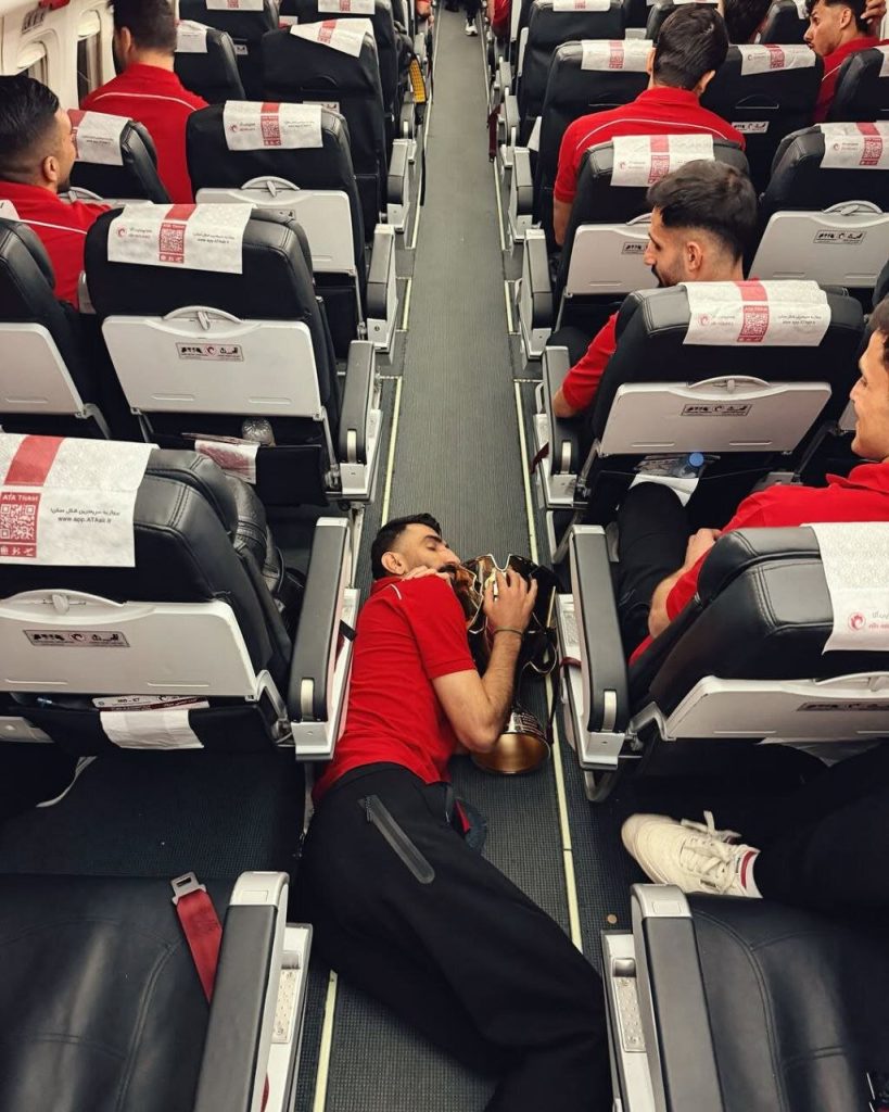 جای خواب جدید بیرانوند با جام قهرمانی + عکس