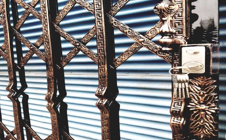 حفاظ روی دیوار