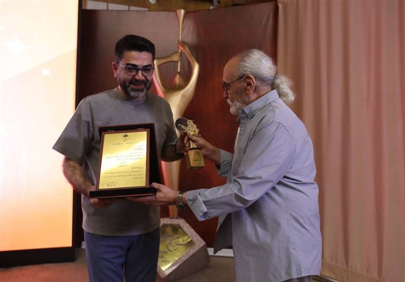 جایزه‌ای برای فرزاد حسنی در افتتاحیه جشنواره پژواک رادیو