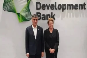 دیدار رئیس‌کل بانک مرکزی ایران با رئیس بانک توسعه نوین بریکس در شانگهای / ایران برای عضویت در بانک بریکس اعلام آمادگی کرد