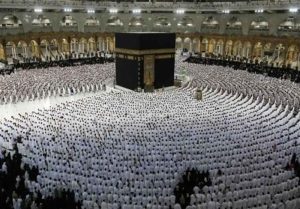 مرد سیاه‌پوست یواشکی پرسید: «هو ایز حسین؟»