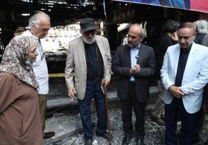 دیدار هنرمندان پیشکسوت با جبلی در ساختمان شیشه‌ای شیشه‌ای