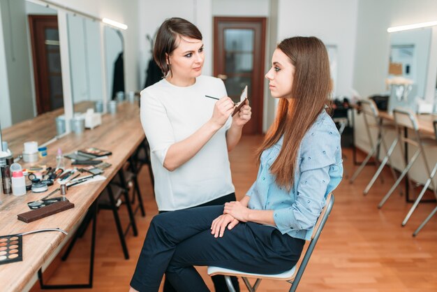 10 اشتباه رایج در آرایش که زیبایی شما را پنهان می‌کنند (+ راه‌حل‌های حرفه‌ای)