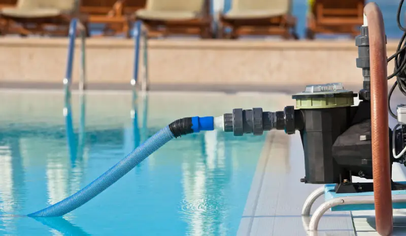 استخر را با پمپ تخلیه کنیم یا بدون پمپ؟ 3 استخر را با پمپ تخلیه کنیم یا بدون پمپ؟