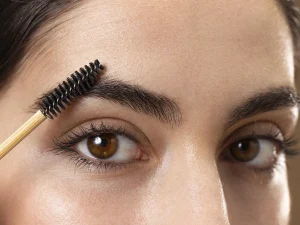 چگونه مژه‌ها و ابروهای پرپشت‌تری داشته باشیم؟