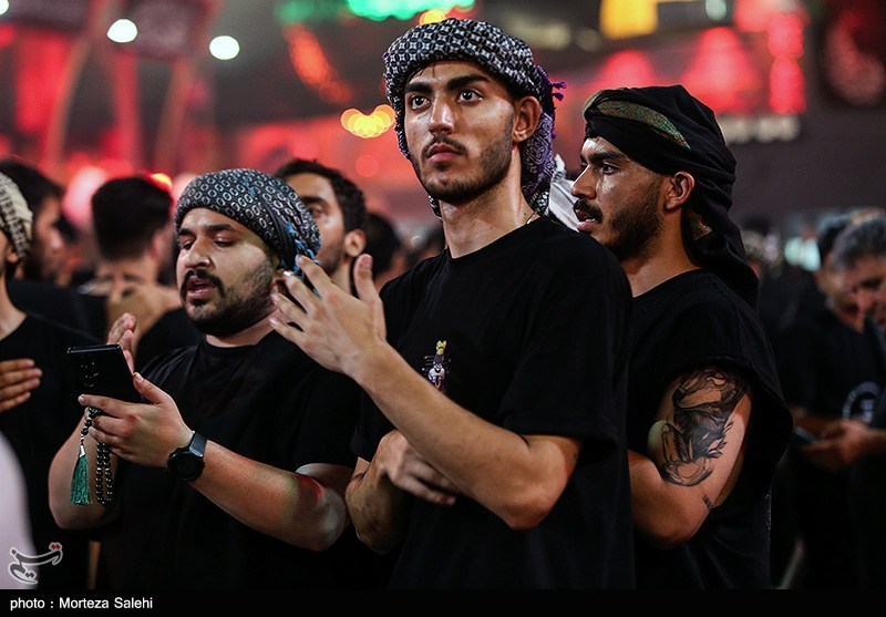 یک ملت است سینه‌زن ماتم حسین(ع)