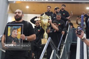 استبقال باشکوه از ملی پوشان کشتی آزاد؛ مردم سنگ تمام گذاشتند