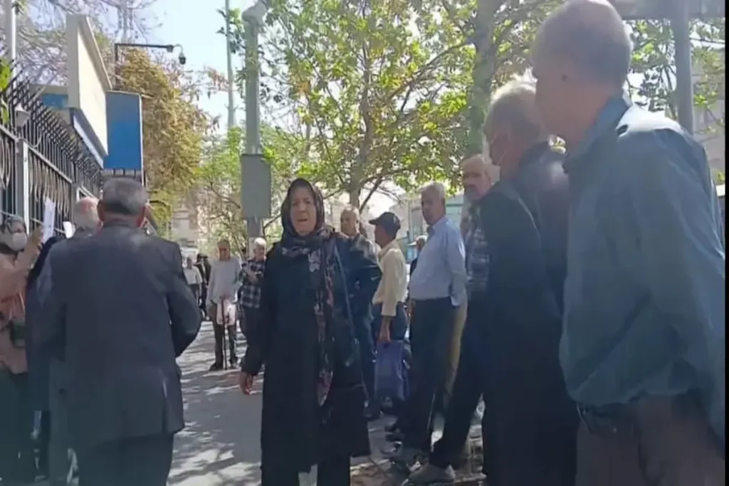 شماری از بازنشستگان صنعت فولاد و معدن در اصفهان و تهران تجمع کردند