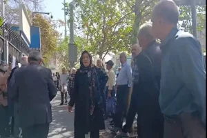 شماری از بازنشستگان صنعت فولاد و معدن در اصفهان و تهران تجمع کردند