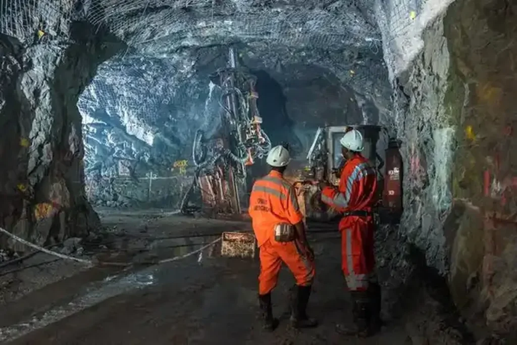 وعده وزیر کار برای افزایش دستمزد کارگران معدن عملی نشد/ امنیت برخی از معادن استان مطلوب نیست