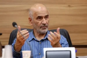 توصیه‌های مهم فرشاد مومنی برای بودجه ۱۴۰۵: پیش‌نویس ارائه شده هیچ تمهید جدیدی برای بهبود زندگی مردم ارائه نمی‌کند/پیش‌نویس فاصله عمیقی با برنامه هفتم دارد/ درشرایطی که بحران‌های گسترده وجود دارد، شرم‌آور است که گفته شود کارکنان دولت کاری انجام نمی‌دهند