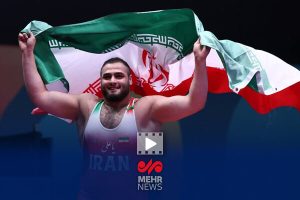 دور افتخار فردین هدایتی با پرچم ایران پس از قهرمانی در ریاض