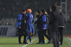 ناراحتی هواداران استقلال از بازیکنان/ بطری آب سهم آبی‌ها شد - خبرگزاری مهر | اخبار ایران و جهان