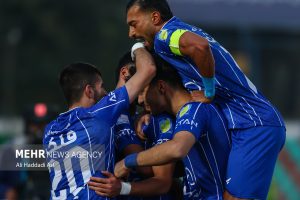 دیدار تیم ‌های فوتبال استقلال و فولاد خوزستان