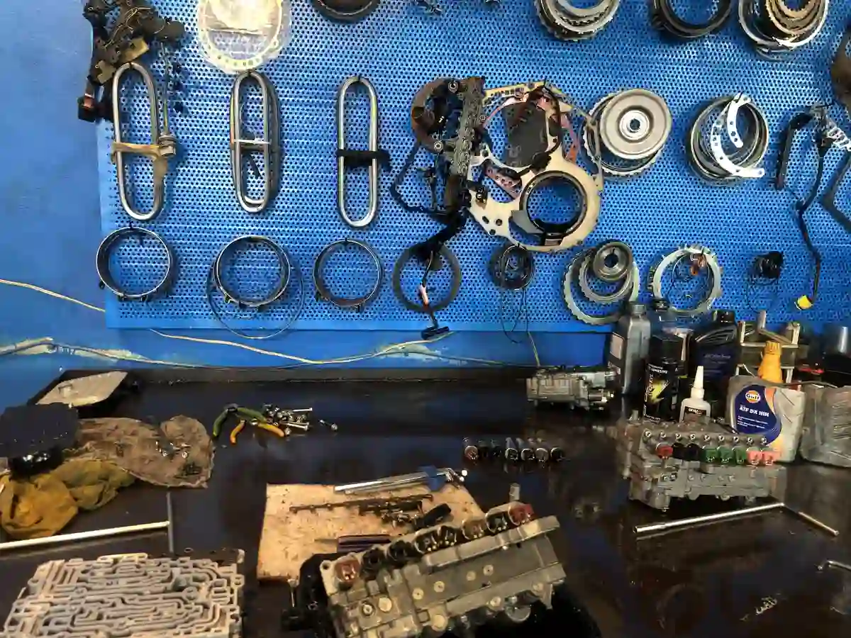 چگونه خطرناکترین نشانههای خرابی گیربکس اتوماتیک را تشخیص دهیم؟ 3 2. روشن شدن چراغ هشدار گیربکس در داشبورد