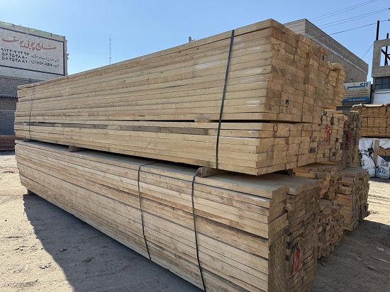 رونق بازار چوب روسی در ایران؛ افزایش تقاضا برای خرید چوب روسی با کیفیت 3 فرآوری و برش چوب روسی در کارگاه تولید مصنوعات چوبی