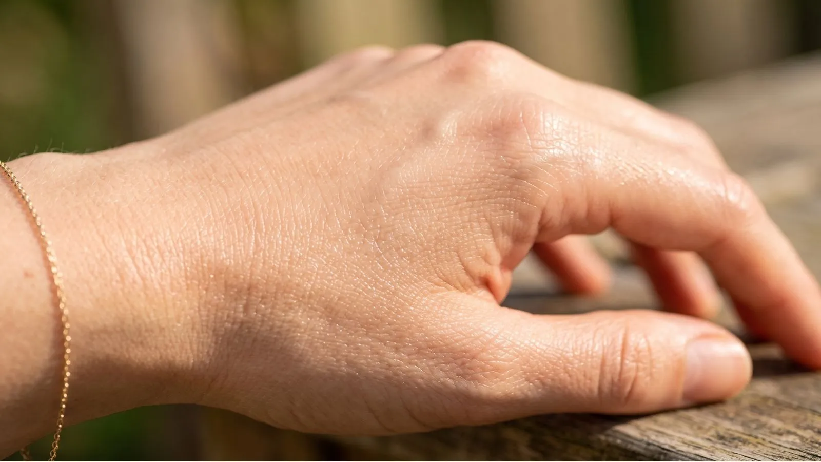 راهنمای جامع انتخاب بهترین ضدآفتاب دست؛ پیشگیری از لک و پیری زودرس 4 دست بدون لک با ضد آفتاب